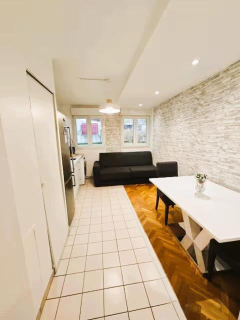 Mini-Studio Avec Kitchenette Ou Chambre Confort Avec Frigo Et Tv - Parking En Option Sur Resa ! Chaville Bagian luar foto