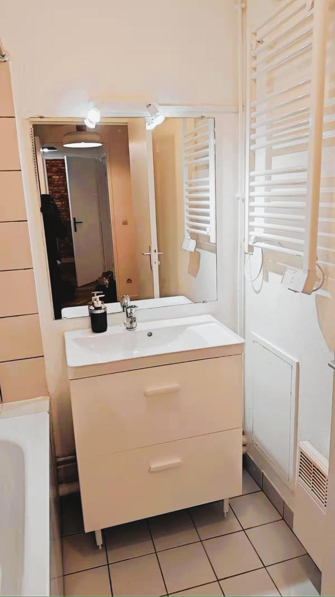 Mini-Studio Avec Kitchenette Ou Chambre Confort Avec Frigo Et Tv - Parking En Option Sur Resa ! Chaville Bagian luar foto