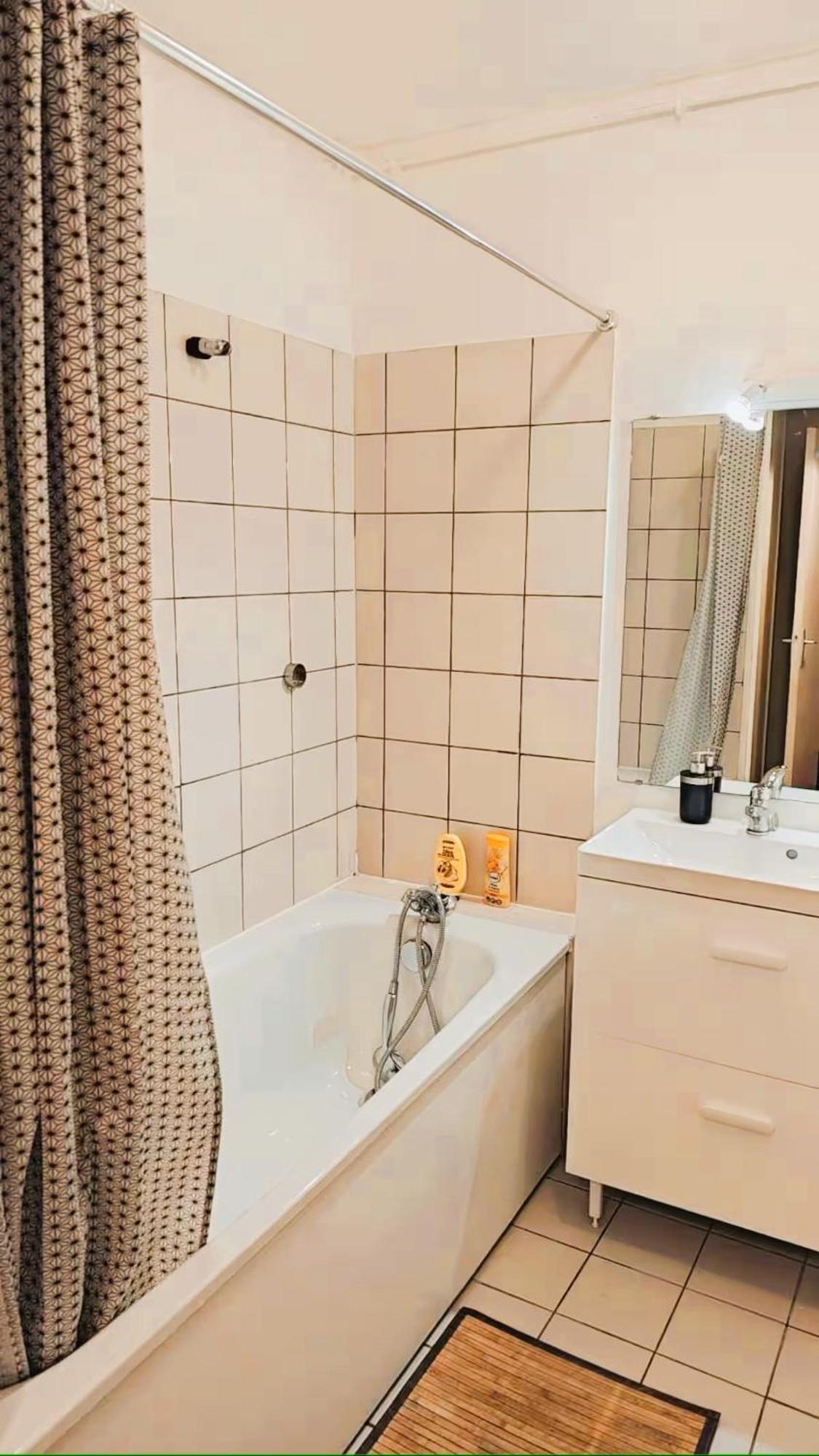 Mini-Studio Avec Kitchenette Ou Chambre Confort Avec Frigo Et Tv - Parking En Option Sur Resa ! Chaville Bagian luar foto